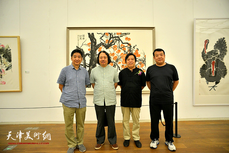 贾广健、李耀春、王卫平、王爱宗在画展现场。