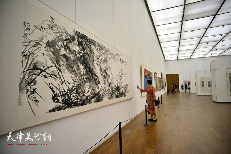 花间逸趣·当代中国花鸟画系列展在天津美术馆开幕。