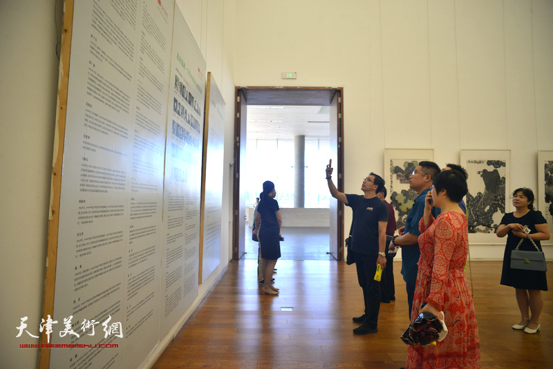 花间逸趣·当代中国花鸟画系列展在天津美术馆开幕。