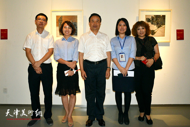 高玉葆与滨海美术馆的天津师范大学毕业生在展览现场。
