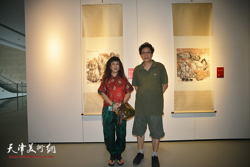 晏平、黄雅丽在展览现场。