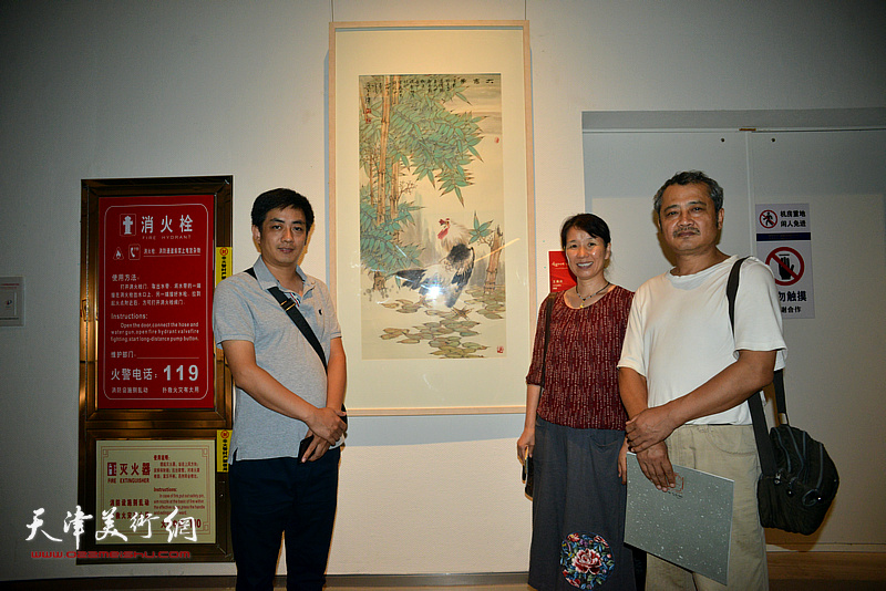 参展画家王勇庆在展览现场。