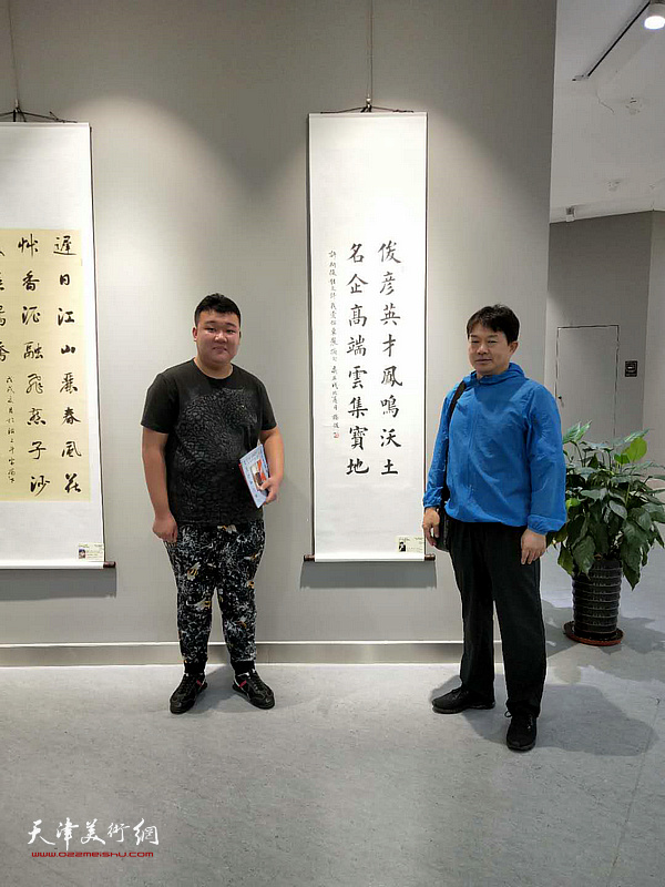 东丽青年书家巩世德、杨毅在作品展现场。