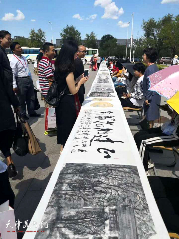 城市画派画家在天津师范大学建校60周年纪念活动现场。