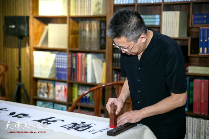 著名画家李毅峰用笔情墨趣勾勒出他眼中的“天津公开赛”