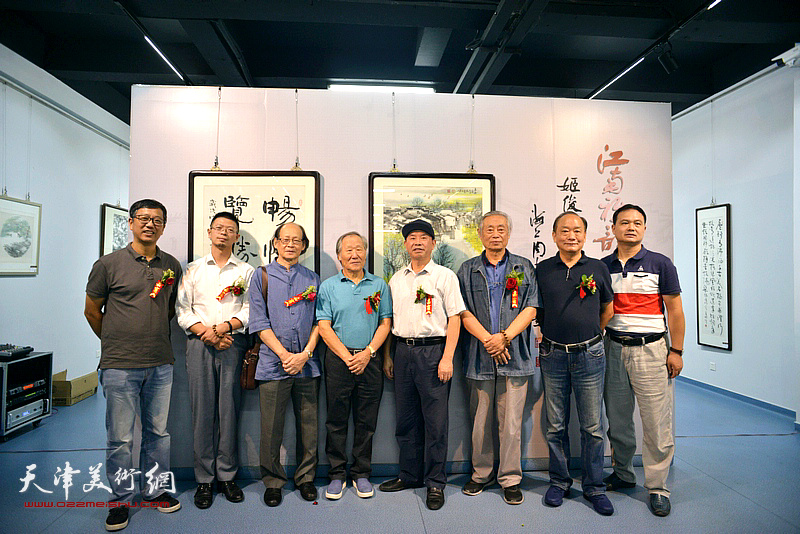 姬俊尧、王国贤与周逸范、郑孝同等上海来宾在展览现场。