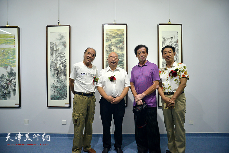 左起：刘尚、尹沧海、王大成、郭福深在展览现场。