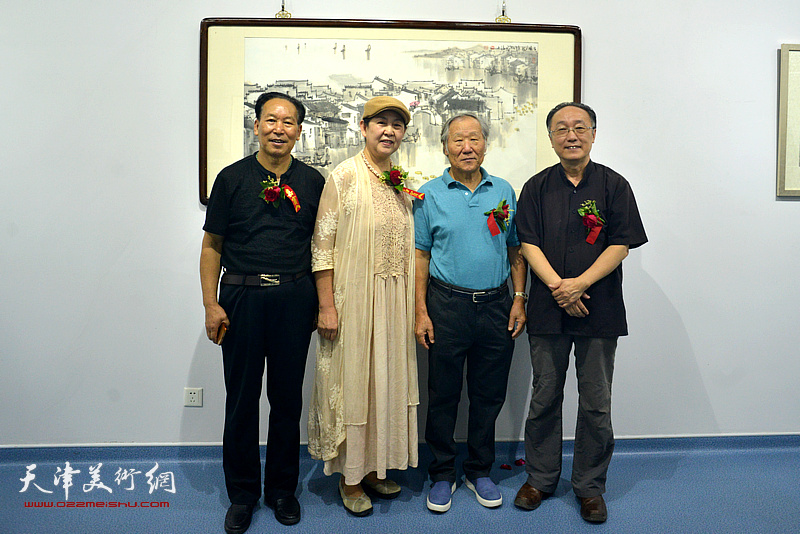 姬俊尧与何东、刘传光、武颖萍在展览现场。
