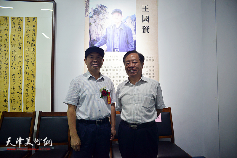 王国贤与王润昌在展览现场。