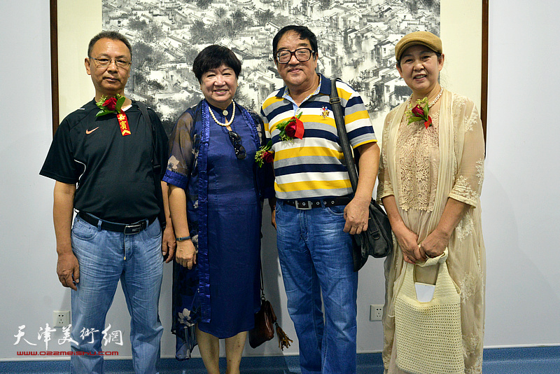 左起：李金恒、孟昭丽、卢贵友、武颖萍在展览现场。