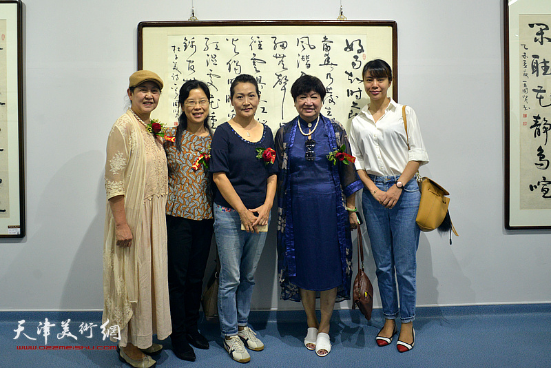 左起：孟昭丽、武颖萍、张静在展览现场。