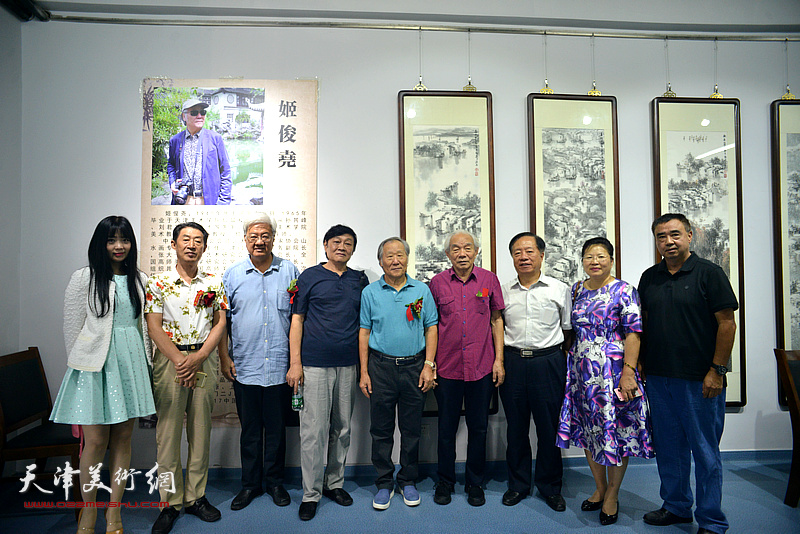 左起：刘禹君、郭福深、曹柏昆、琚俊雄、姬俊尧、纪振民、王润昌、张芝琴、程士杰在展览现场。