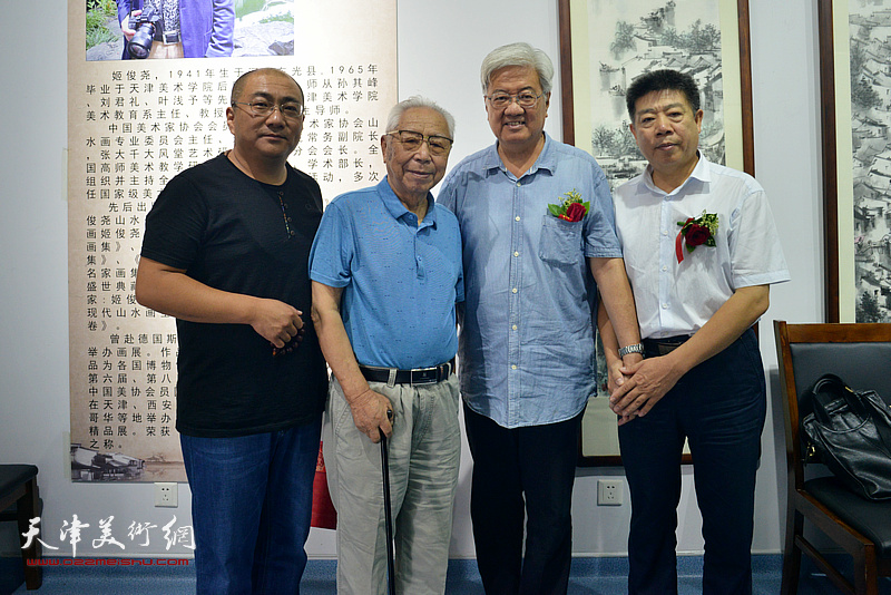 左起：刘子毅、王剑非、曹柏昆、张养峰在展览现场。