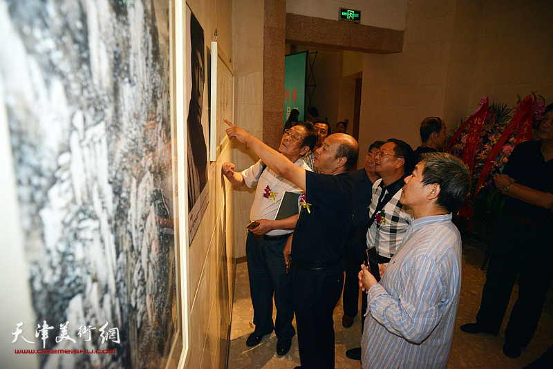 “集萃丹青”天津名家作品展在北京保利艺术中心开幕。