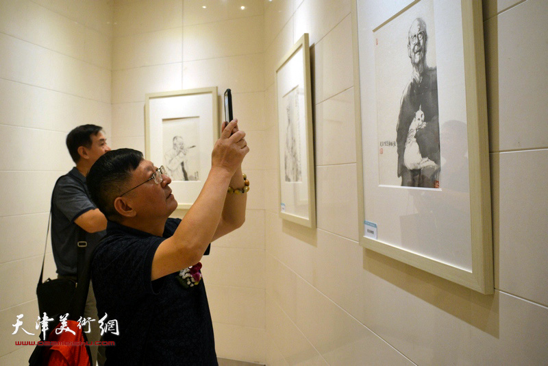“集萃丹青”天津名家作品展在北京保利艺术中心开幕。