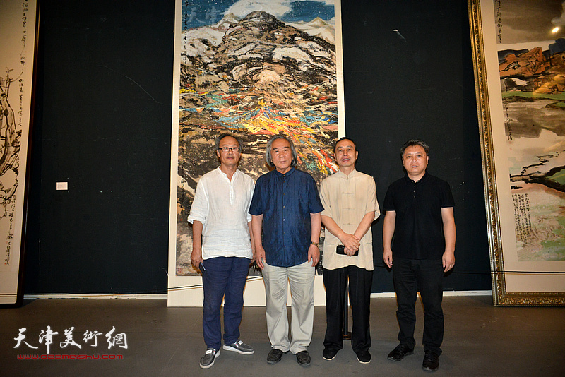霍春阳、陈福春、左谷山、杨建军在画展现场。