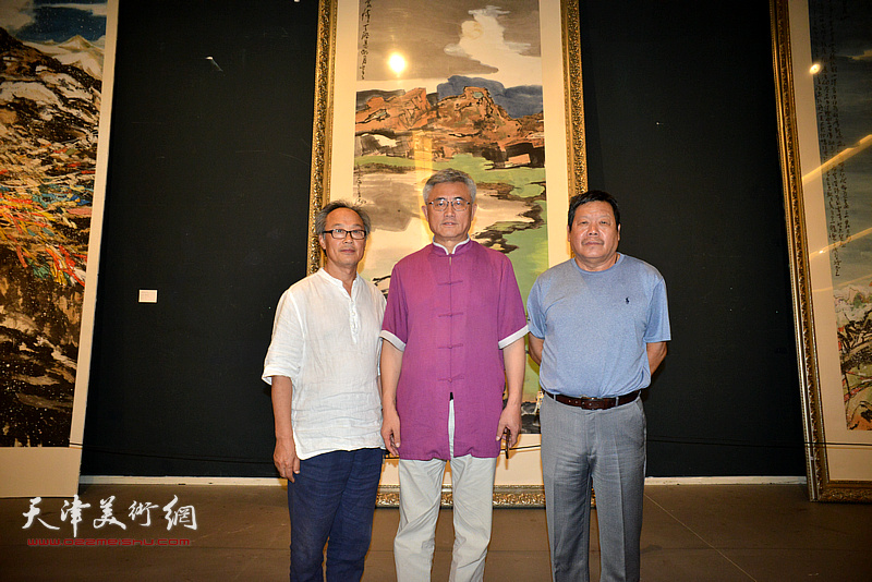 赵长青、陈福春、郭鸿春在画展现场。