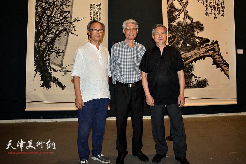 汤立与杨德树、陈福春在画展现场。