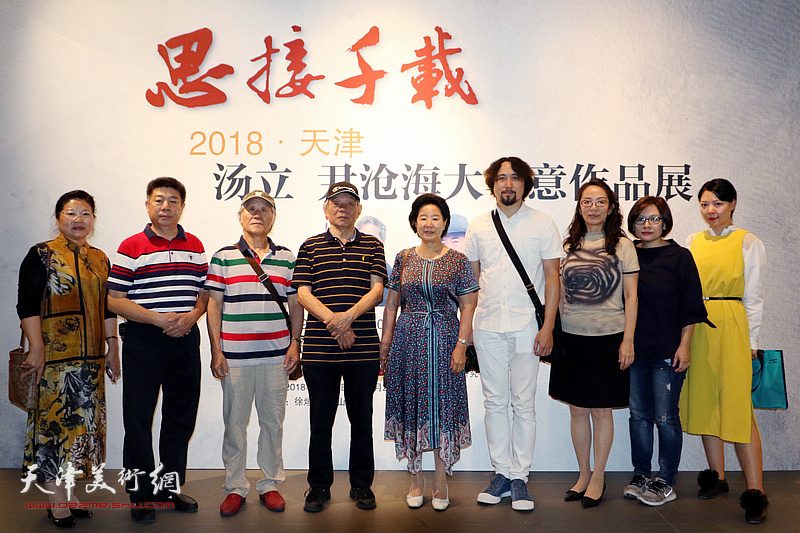 曹秀荣、纪振民、姬俊尧、卢永琇、张芝琴、张养峰等在画展现场。
