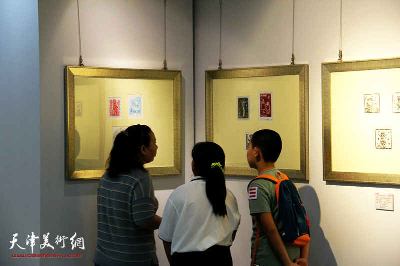 第七届天津市河西区中小学师生藏书票作品展现场。