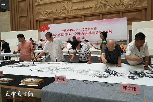 郭文伟（右二）与画家合作丈二山水画