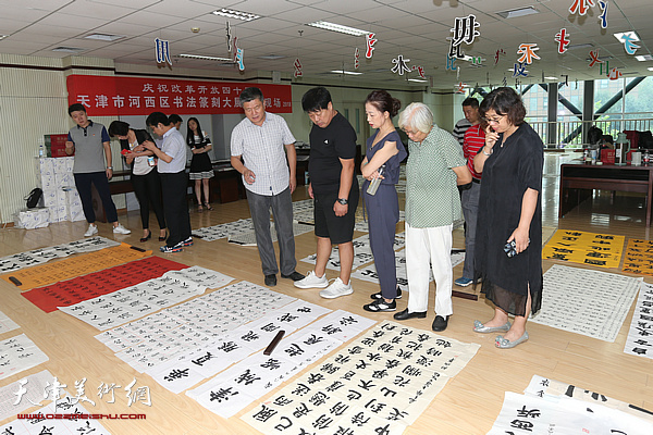 “庆祝改革开放四十周年天津市河西区书法篆刻大展”评审现场。