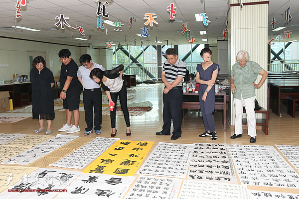 “庆祝改革开放四十周年天津市河西区书法篆刻大展”评审现场。