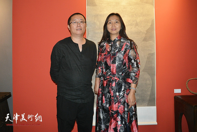 策展人蔡芷羚与艺术家王勇在展览现场。