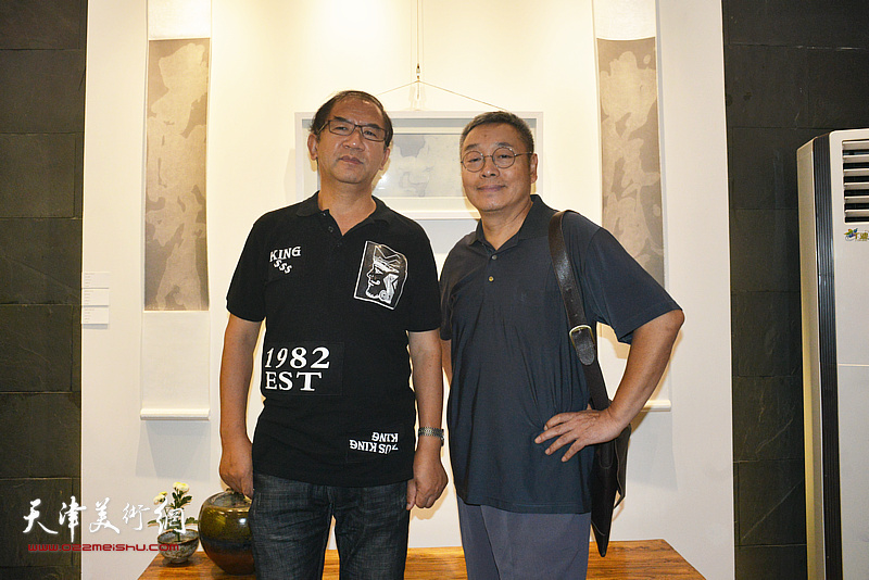 王勇与顿子斌在展览现场。