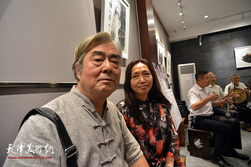 陈连曦、蔡芷羚在展览现场。
