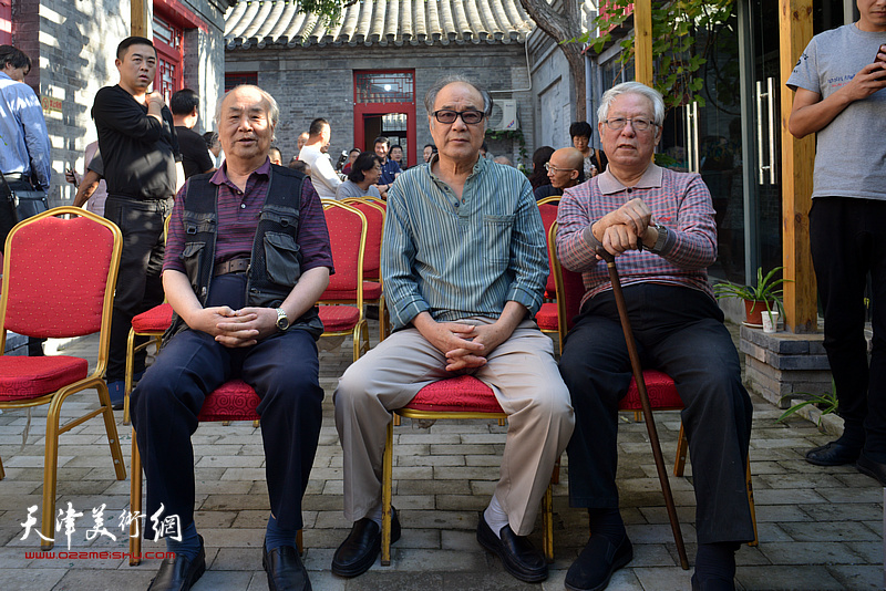 左起：王振德、郭书仁、贾宝珉在画展开幕现场。