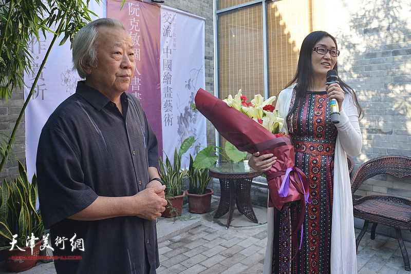 学生代表徐凌云祝贺老师阮克敏画展成功举办。