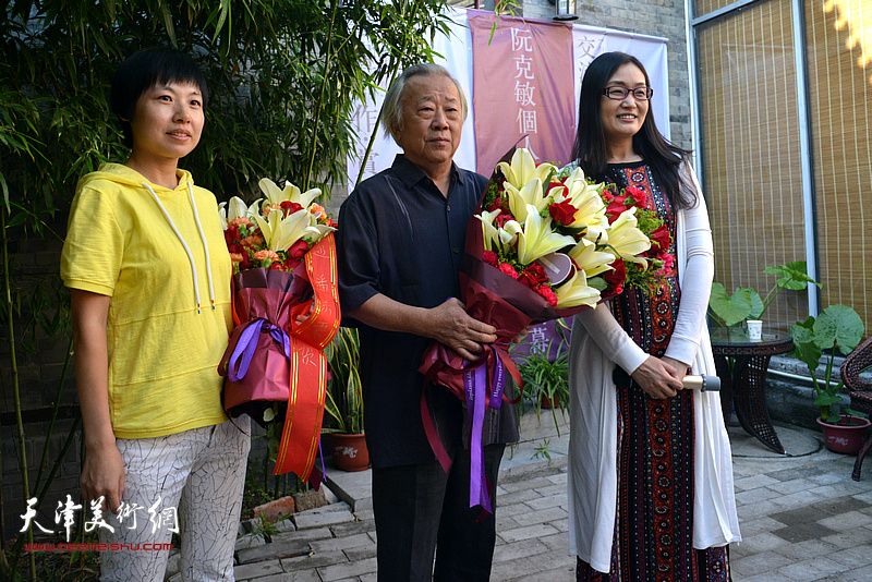 学生代表徐凌云、郝亚光向老师阮克敏献花。