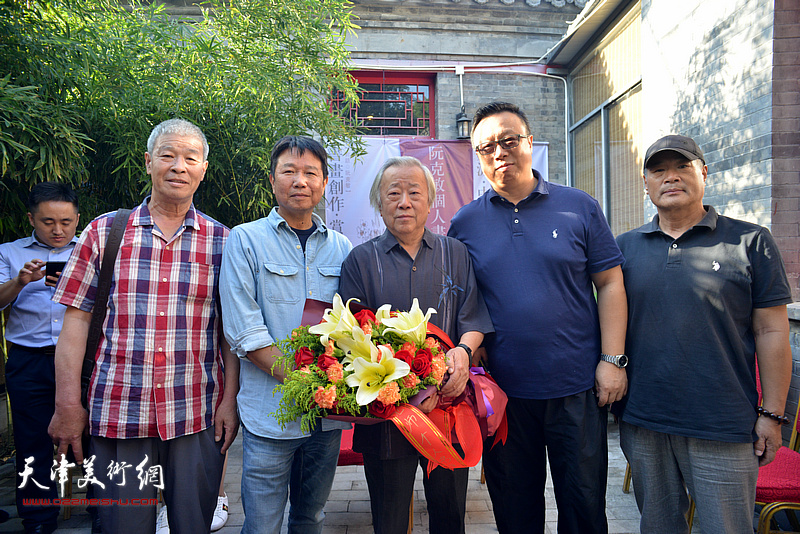 阮克敏与刘文生、冯韬、张庶丰、安宏忠在画展现场。