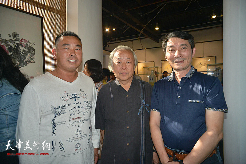 阮克敏与孟宪奎、于绪良在画展现场。
