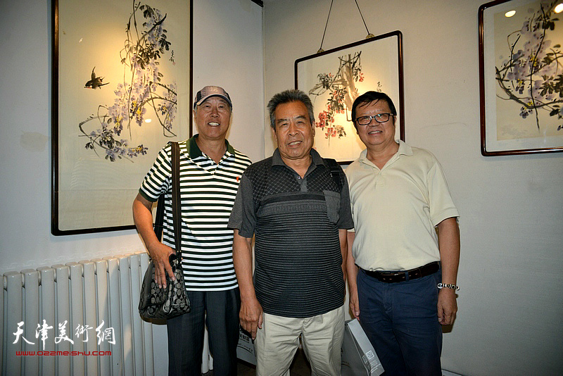 左起：李志国、赵树松、萧珑在画展现场