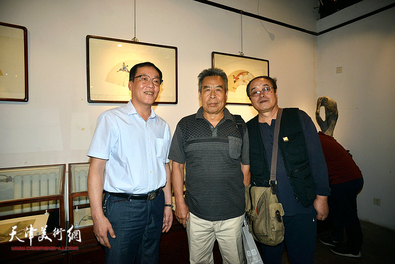 左起：顾文忠、赵树松、王平在画展现场。