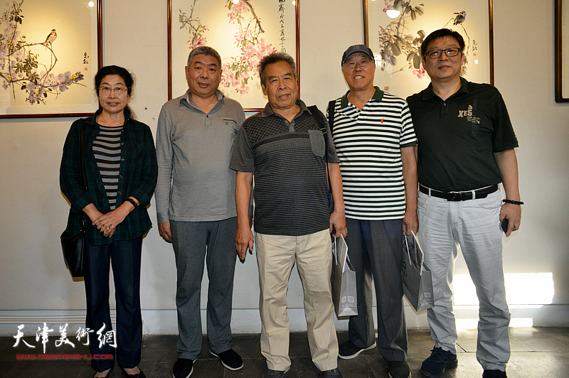 左起：张永敬、陈军、赵树松、李志、李知超在画展现场。