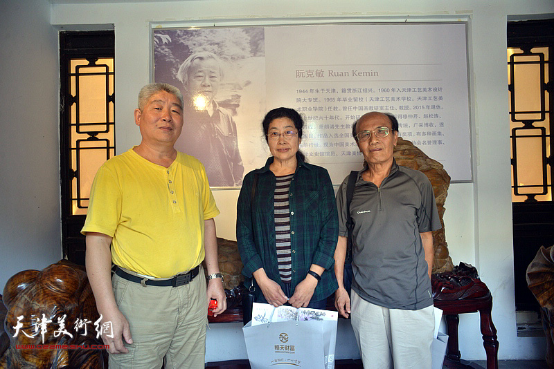 左起：高杰、张永敬、冯幼伟在画展现场。