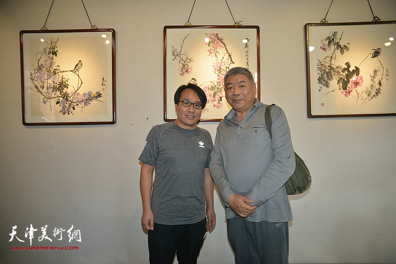 陈军、张晓彦在画展现场。