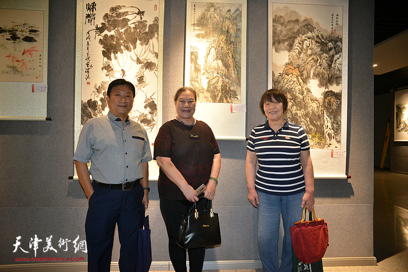 左起：张玉震、李桂玲、王建华在展览现场。