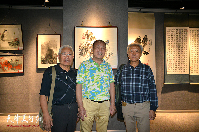 左起：吴沛霖、李克龙、金凯在展览现场。