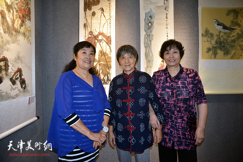 左起：于競、吕桂萍、何莉在展览现场。