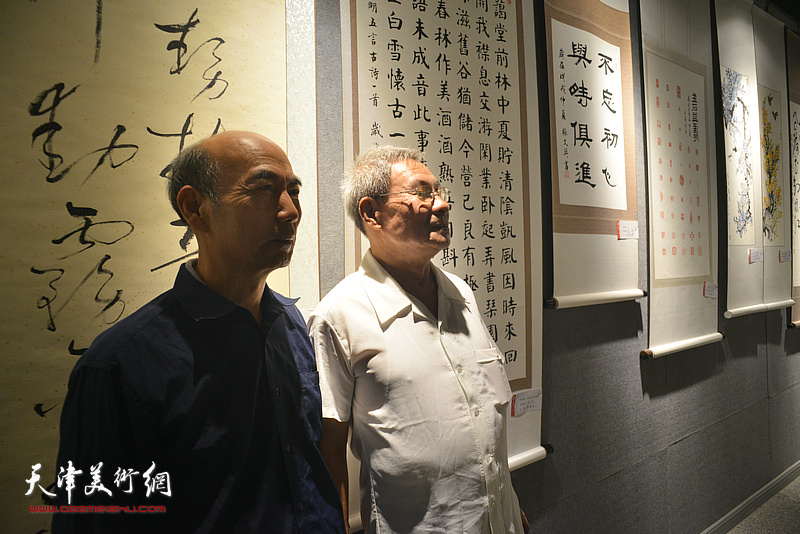 只杏林、乔凌涛在画展现场。
