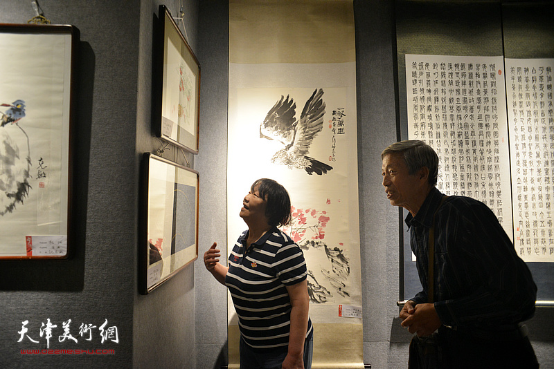 “夕拾朝花——天津工艺美院616艺术沙龙美术及设计作品百人展”现场。