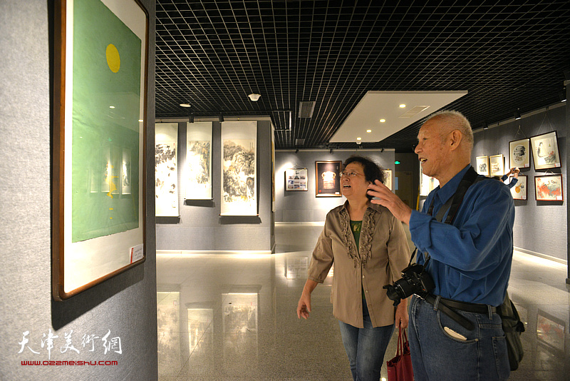 “夕拾朝花——天津工艺美院616艺术沙龙美术及设计作品百人展”现场。