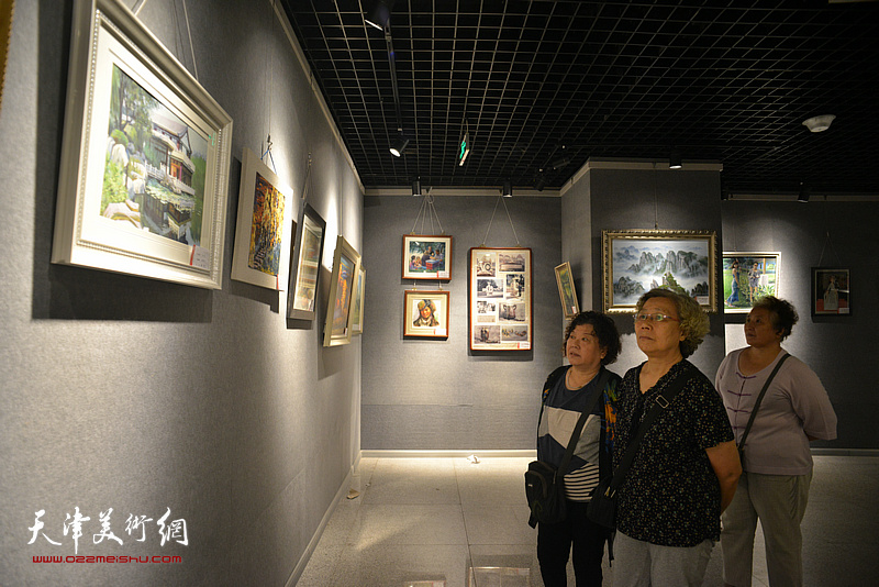 “夕拾朝花——天津工艺美院616艺术沙龙美术及设计作品百人展”现场。