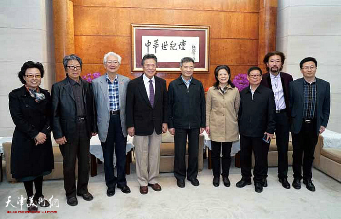 2016年4月，全国政协副主席罗富和（中）、庞丽娟（右4）、高友东（右3）、冯庆（右2）、刘文胜（右1）、李光羲（左4）、陈铎（左3）、赵士英（左2）、张妹芝（左1）在北京“雪国精灵”冯庆油画作品上。