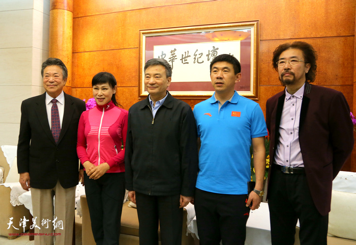 全国政协原副主席罗富和、著名歌唱艺术家李光羲在北京“雪国精灵”冯庆油画作品展上