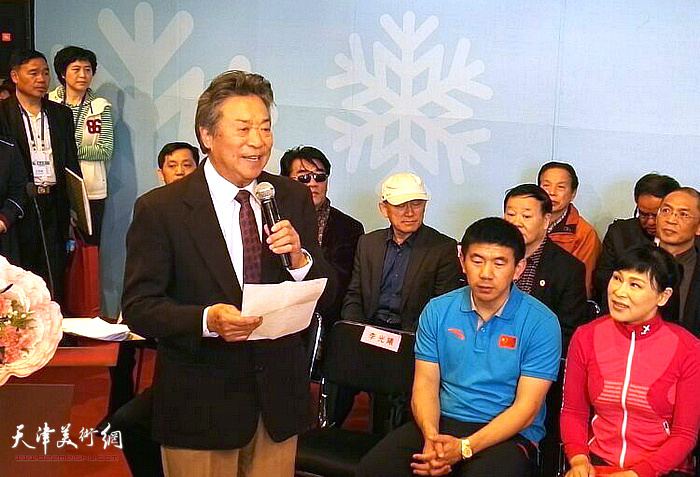 87岁的老艺术家李光羲在冯庆冰雪油画北京展的开幕式上，跨界主持为画展把麦，不仅是岳父对于女婿的支持，也是一种情怀。